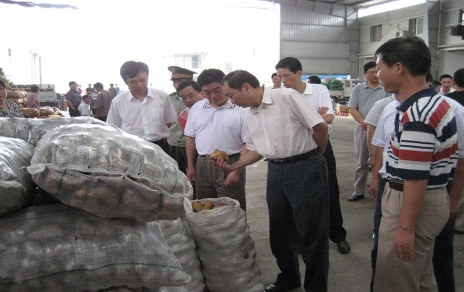 2006年9月黄冈市委书记、、、市人大主任黄坤明一行莅临蔬菜市场视察菜篮子供给工作