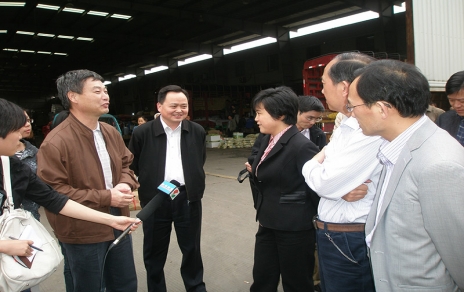 2011年5月,黄冈市长鲁俊一行莅临市场视察菜篮子工作