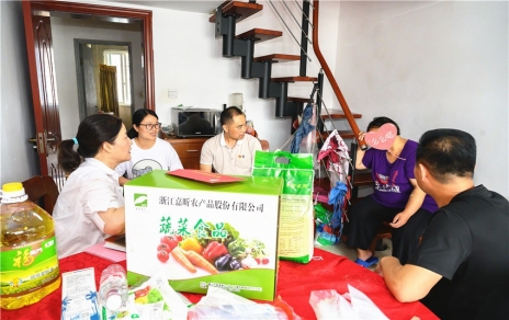 节前走访慰问系列活动之：慰问定点结对社区难题人民家庭
