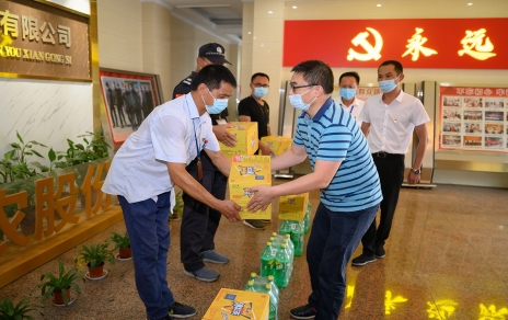 黄冈市财贸工会主席陈云建到yl88858永利集团农产品公司慰问基层员工