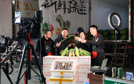 直播带货践约至，，金篮子、银篮子，，不如装满老苍生的“菜篮子”！